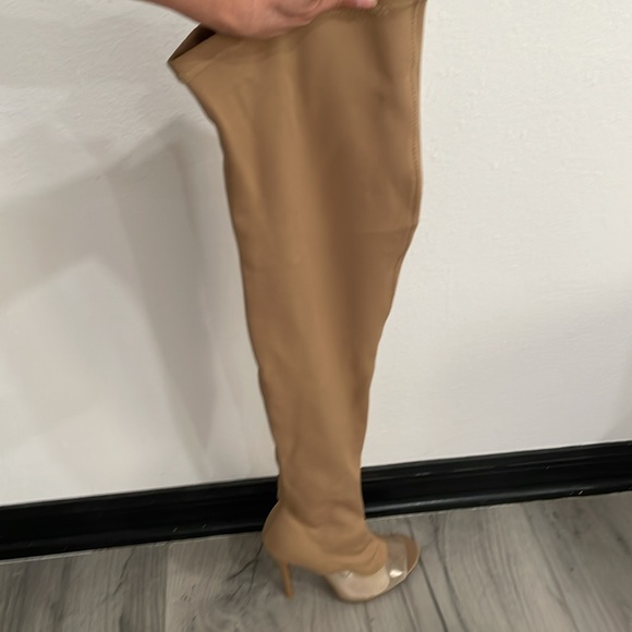 Public desire, women’s thigh,high boots - Picture 10 of 11